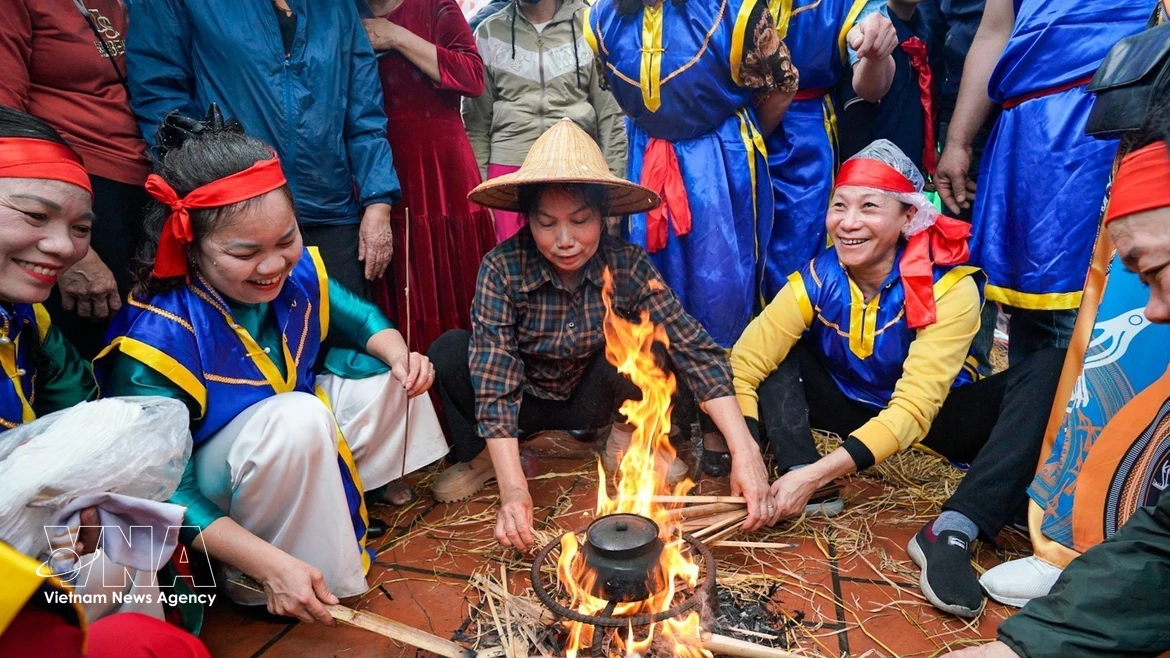 Concurso de cocción de arroz en aldea de Thi Cam