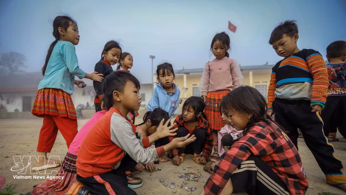 Pequeños pasos hacia la escuela entre nubes y montañas de Ta Xua