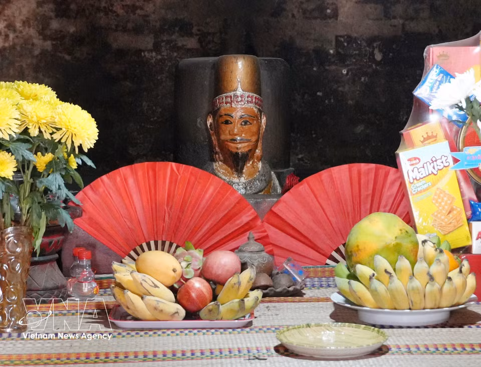 El tesoro nacional, la estatua de culto del rey Po Klong Garai, se encuentra en la torre principal. (Foto: VNA)