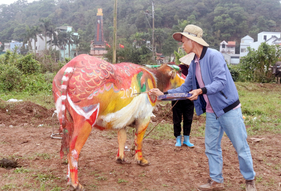 Con colores vivos y formas definidas, cada artista creó una obra con un estilo único y particular. (Foto: VNA)
