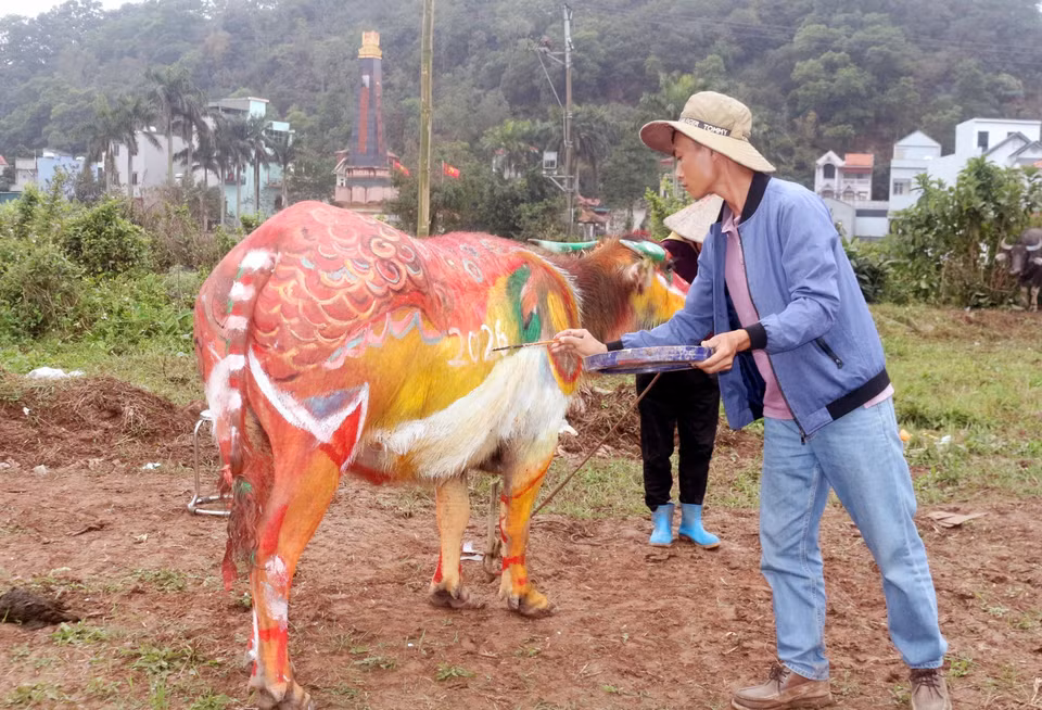 Con colores vivos y formas definidas, cada artista creó una obra con un estilo único y particular. (Foto: VNA)