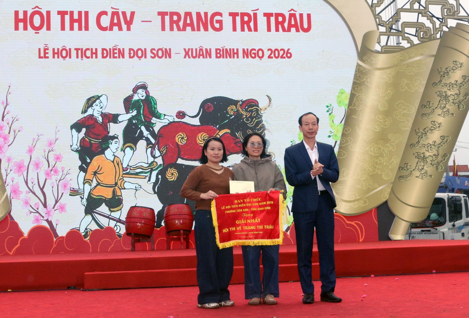 El comité organizador entrega el primer premio a la artista Nguyen Thi My Dung. (Foto: VNA)