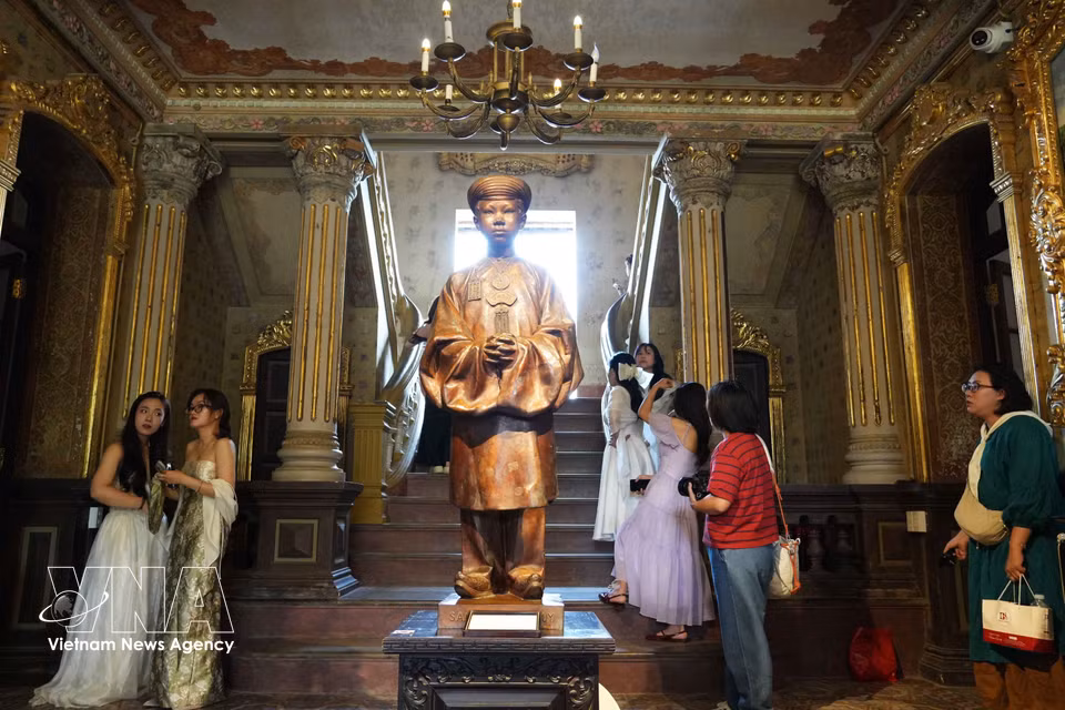 Estatua del príncipe heredero Vinh Thuy (luego conocido como emperador Bao Dai), en el Palacio An Dinh, ciudad de Hue. (Foto: VNA)