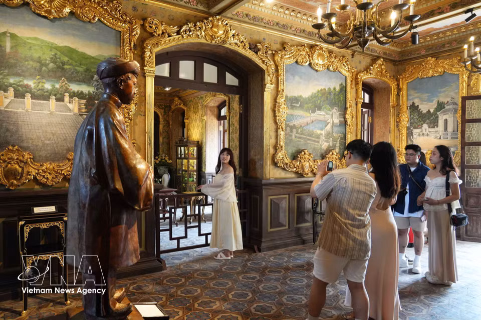 Visitantes recorriendo el interior del Palacio An Dinh, ciudad de Hue. (Foto: VNA)