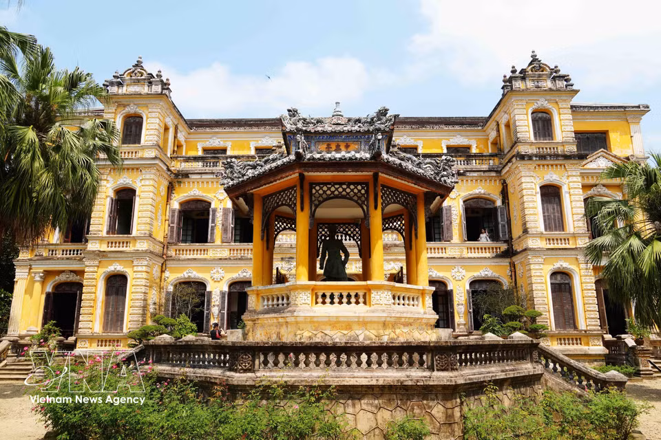 El pabellón Trung Lap (delante) y el edificio Khai Tuong (detrás) con la apariencia de un espléndido castillo europeo, pertenecientes al Palacio An Dinh, ciudad de Hue. (Foto: VNA)