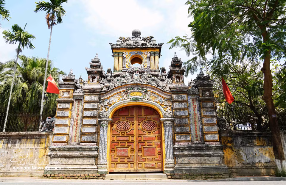Puerta principal del Palacio An Dịnh vista desde el río An Cuu, ciudad de Hue. (Foto: VNA)