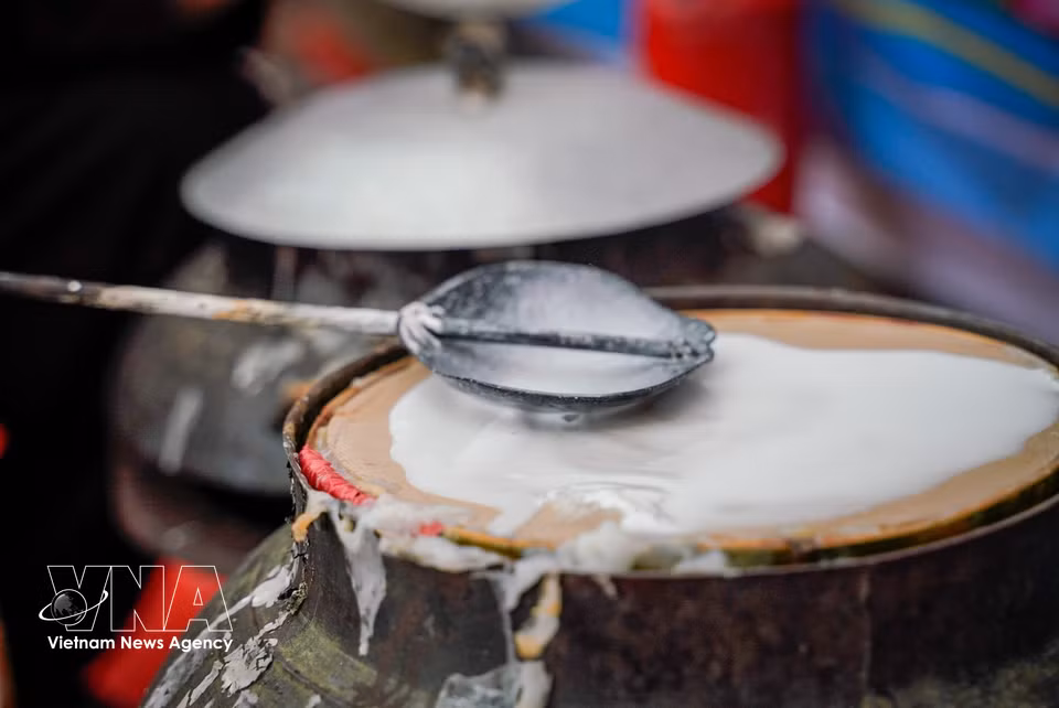 El arroz debe seleccionarse cuidadosamente, remojarse el tiempo adecuado, molerse finamente y luego cocerse al vapor sobre una tela tensada sobre la olla. (Foto: VNA)