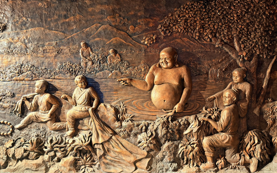 Dentro de la estatua de Buda Maitreya, se encuentran relieves detallados que representan la vida espiritual de los habitantes de la región de las Siete Montañas de An Giang. (Fuente: VNA)