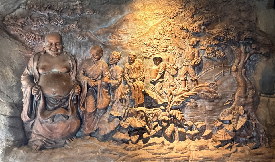 Dentro de la estatua de Buda Maitreya, se encuentran relieves detallados que representan la vida espiritual de los habitantes de la región de las Siete Montañas de An Giang. (Fuente: VNA)
