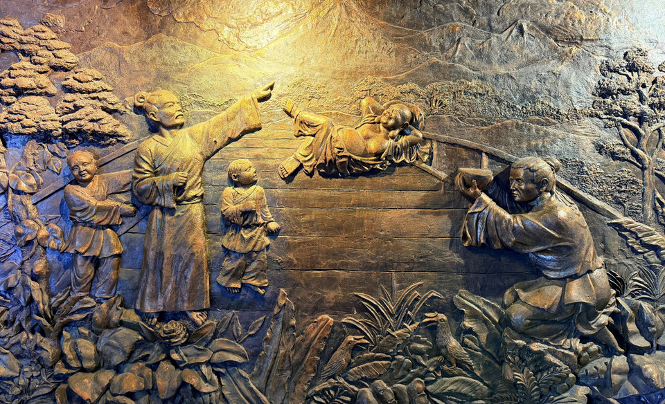 Dentro de la estatua de Buda Maitreya, se encuentran relieves detallados que representan la vida espiritual de los habitantes de la región de las Siete Montañas de An Giang. (Fuente: VNA)