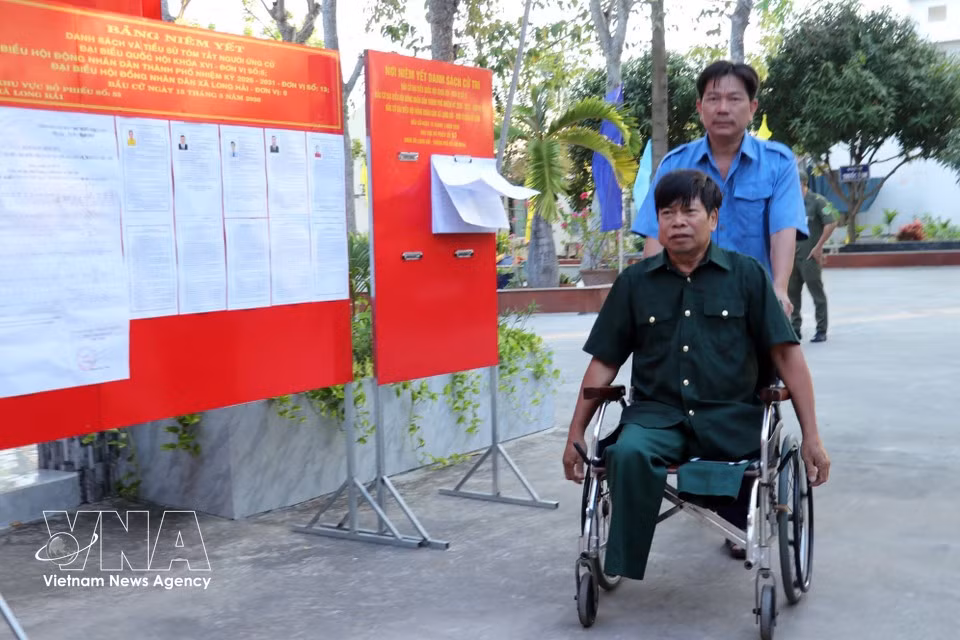Votantes en la comuna de Long Hai, Ciudad Ho Chi Minh, se dirigen a los centros de votación. (Foto: VNA)