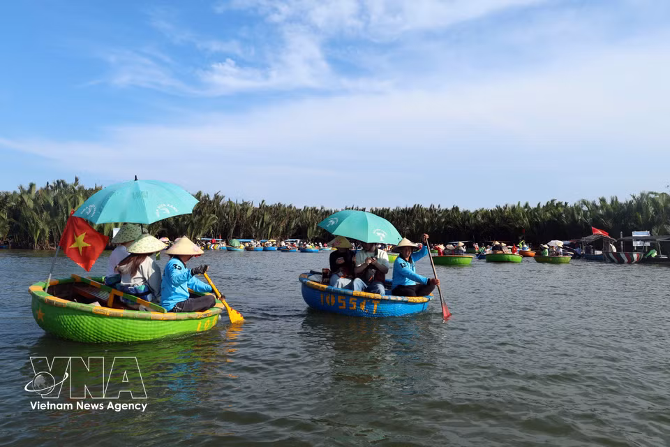 Los visitantes recorren en pequeñas barcas de cesta la aldea de cocoteros de Cam Thanh, reconocida entre los 50 pueblos más bellos del mundo en 2025. Foto: VNA