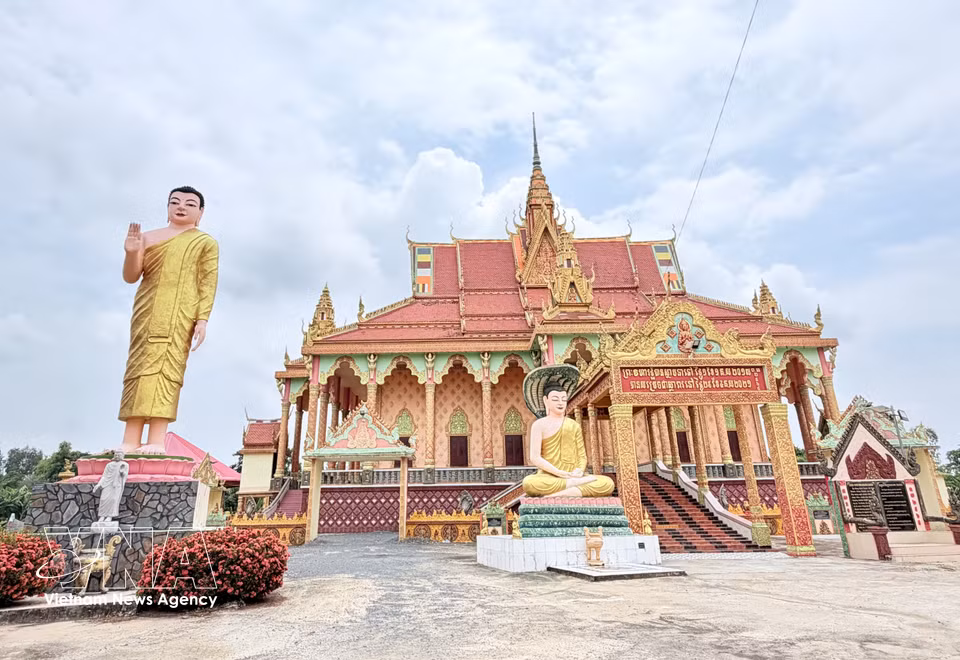 La entrada al santuario principal de la pagoda Serey Meang Kol Sa Kor impresiona con una estatua de Buda de pie de 10 metros de altura. (Foto: VNA)