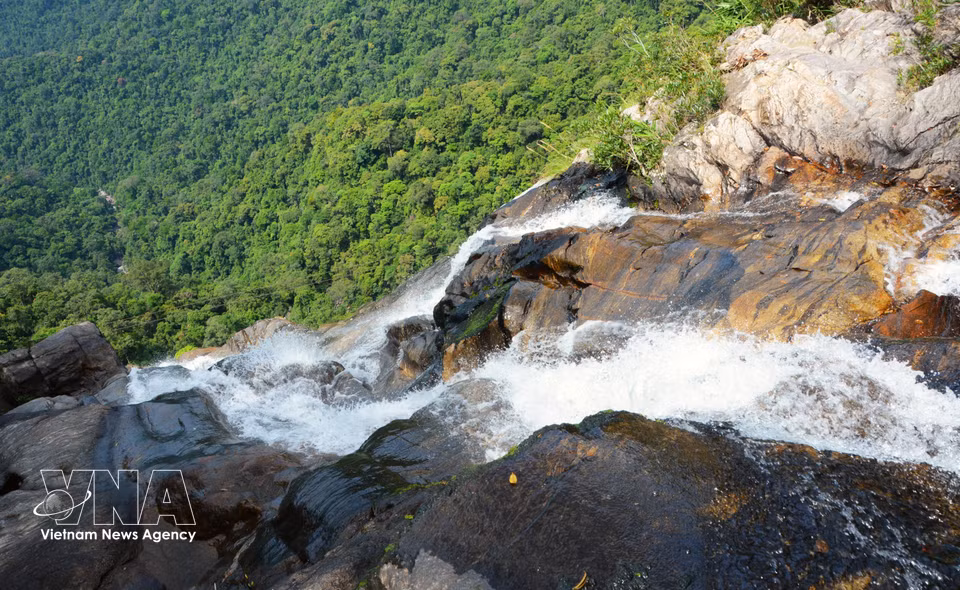 La cascada Do Quyen, de más de 300 metros de altura, parece una larga cinta blanca suspendida sobre un escarpado acantilado. (Fuente: VNA)