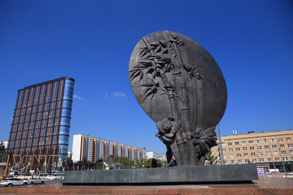 Situada junto a la estación de metro Akademicheskaya, en el distrito administrativo Suroeste de Moscú, la Plaza Ho Chi Minh se ha convertido en un lugar emblemático que refleja los históricos lazos de cooperación y amistad entre ambos países. (Fuente: VNA)
