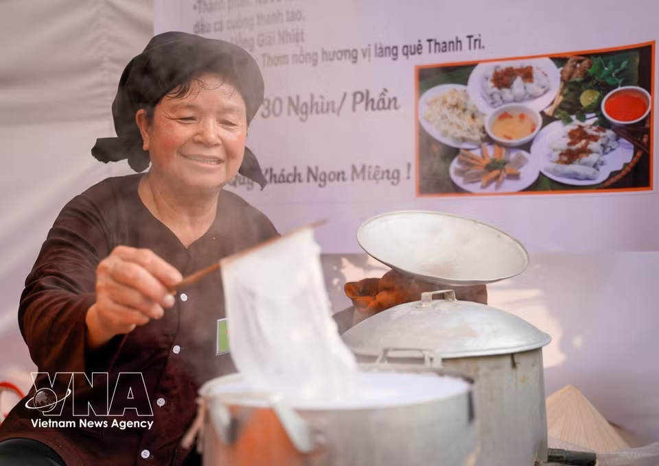 La artesana Nguyen Thi Van (60 años, aldea Dai Dong, barrio Vinh Hung, Hanoi) lleva más de 40 años elaborando banh cuon. (Foto: VNA)
