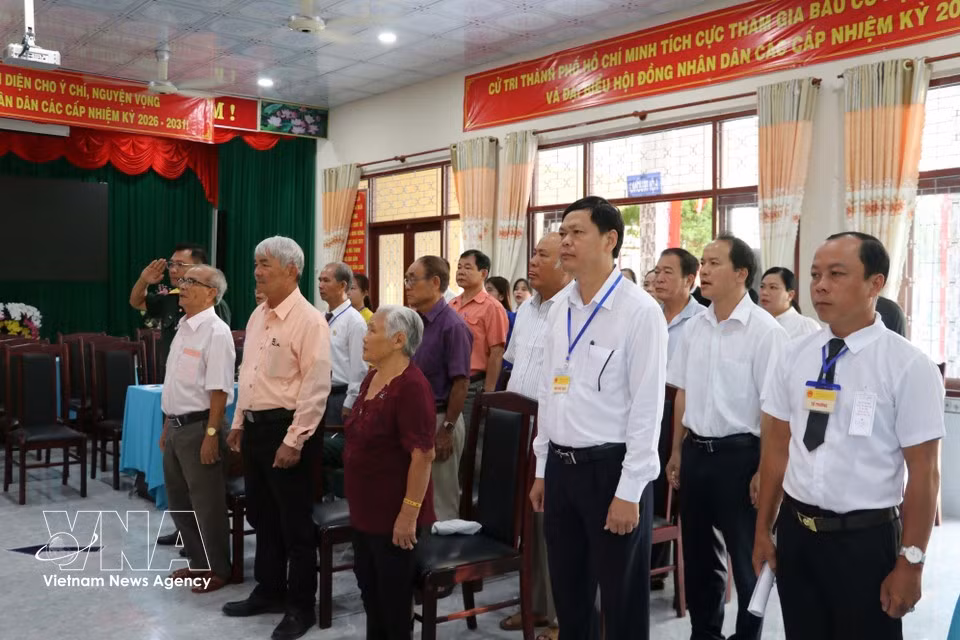 Ceremonia de izamiento de la bandera con motivo de la apertura de las elecciones en el centro de votación número 53, en la aldea Hai Son, comuna de Long Hai, Ciudad Ho Chi Minh. (Foto: VNA)