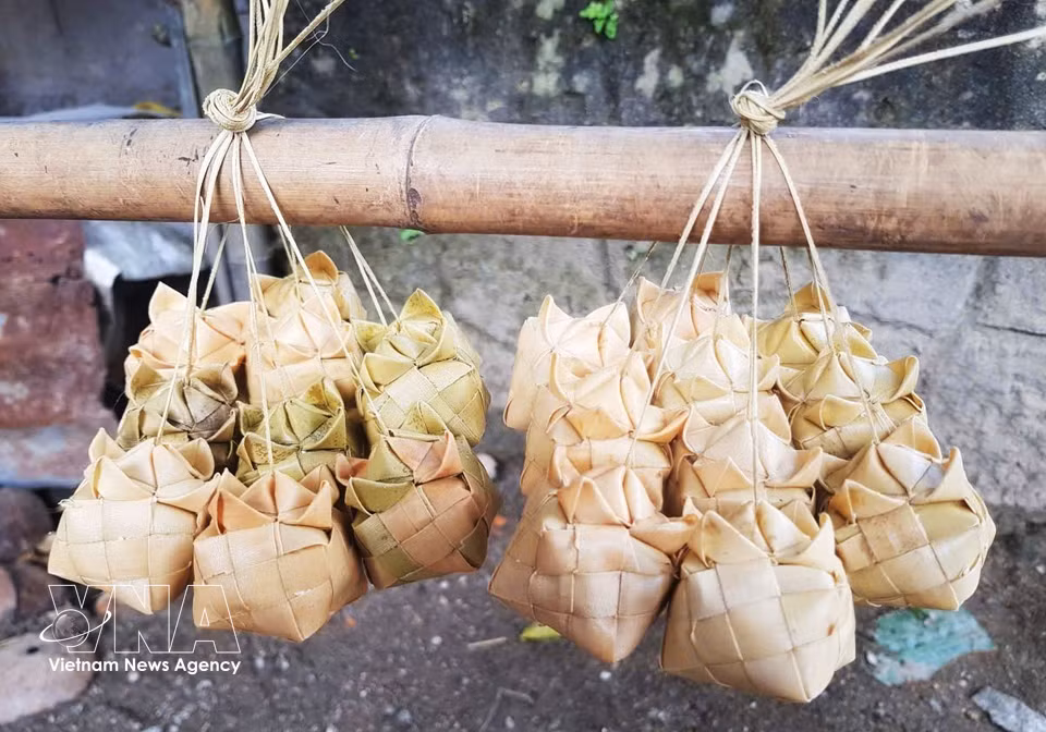 Cada pastel Ka tum es una obra de arte elaborada con gran destreza por las manos hábiles de las mujeres khmer de la provincia de An Giang. (Foto: VNA)