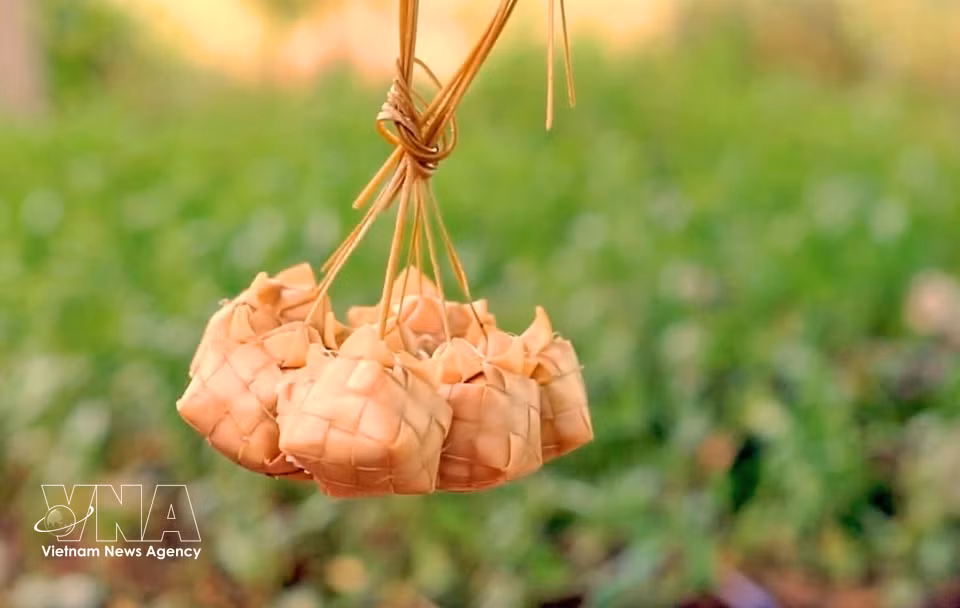 Los pequeños pasteles Ka tum, de forma cuadrada, con una punta que sobresale como pétalos en flor, evocan la imagen de una granada madura, simbolizando el deseo de una vida próspera y feliz. (Foto: VNA)