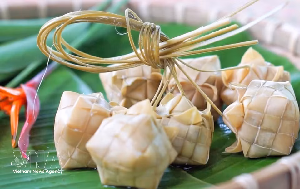 Anteriormente, el pastel Ka tum se elaboraba únicamente para servir en las grandes festividades del pueblo khmer, como el Año Nuevo Chôl Chnăm Thmây o la ceremonia Sene Dolta. Hoy en día, la demanda ha aumentado y se ha convertido en una especialidad local muy apreciada, con un precio asequible (alrededor de 0,22 dólares por unidad). (Foto: VNA)