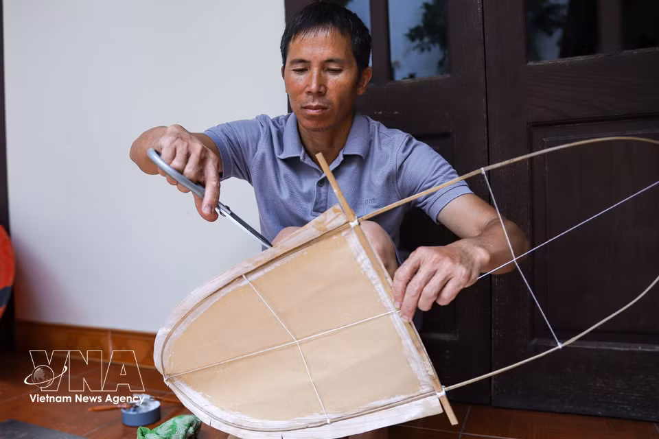 Las cometas de Ba Duong Noi utilizan tradicionalmente papel “do” para recubrir las alas, ya que este material ligero y poroso facilita la captación del viento, permitiendo un vuelo más rápido y estable. (Foto: VNA)