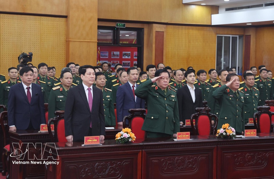 El presidente del Estado, Luong Cuong, y votantes militares asisten a la ceremonia de apertura de las elecciones en el colegio electoral número 26 del barrio de Hoan Kiem, en Hanoi. (Foto: VNA)