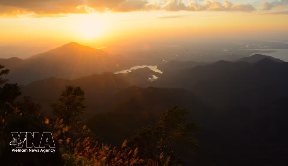 La belleza del atardecer vista desde Vong Hai Dai. (Foto: VNA)