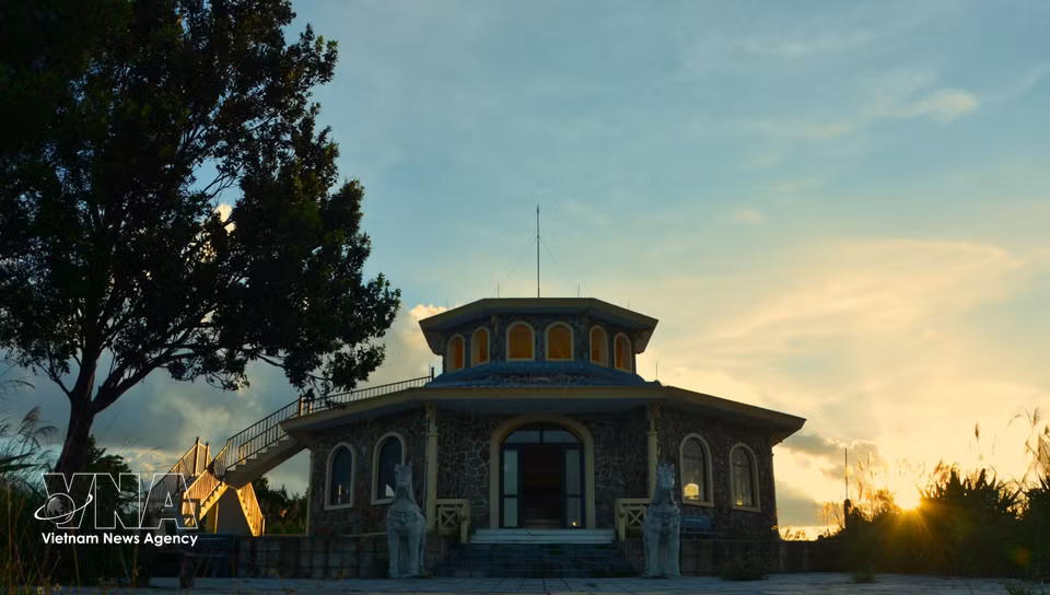 El mirador Vong Hai Dai, construido por los franceses a principios del siglo XX, presenta un elegante estilo arquitectónico clásico. (Foto: VNA)