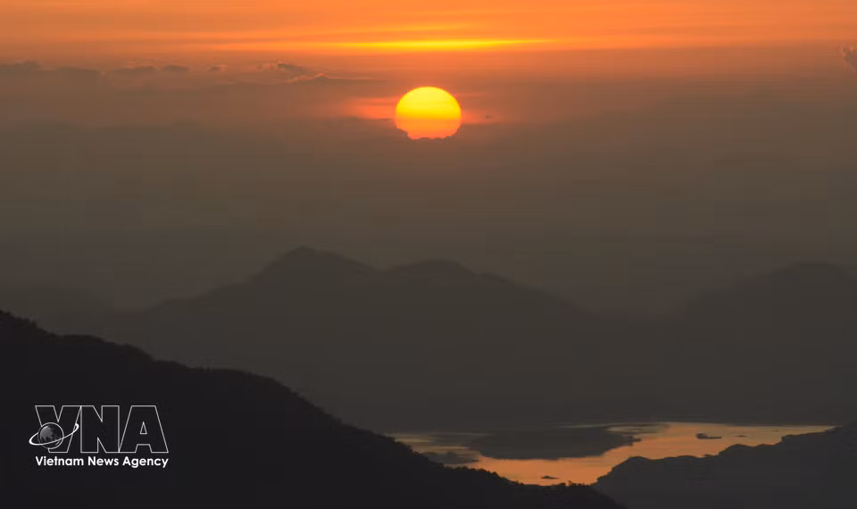 La belleza del atardecer vista desde Vong Hai Dai. (Foto: VNA)
