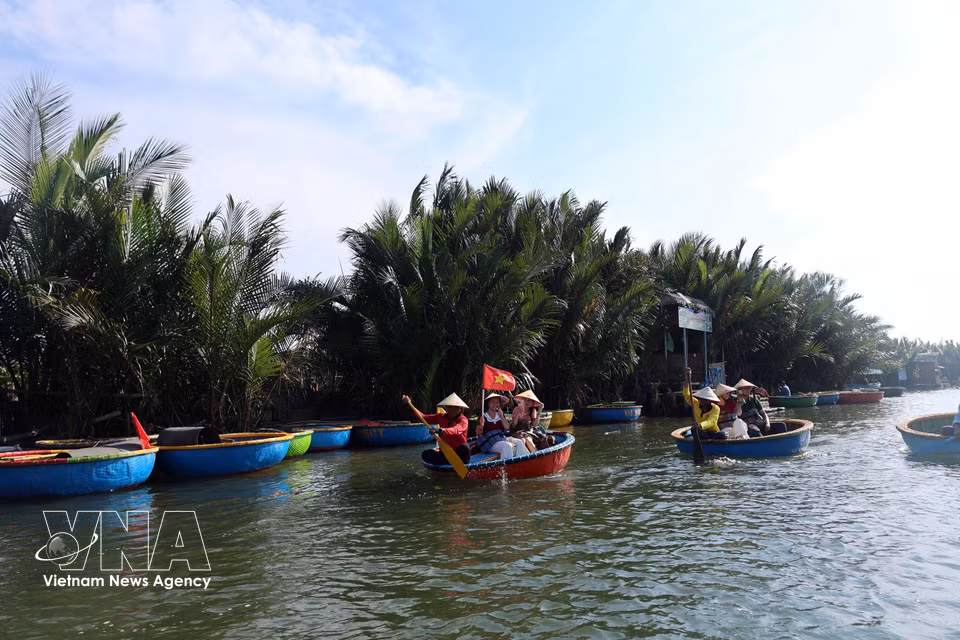 Los visitantes recorren en pequeñas barcas de cesta la aldea de cocoteros de Cam Thanh, reconocida entre los 50 pueblos más bellos del mundo en 2025. Foto: VNA
