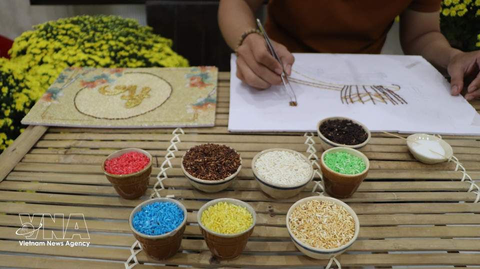 Los cuadros de arroz están elaborados con granos de arroz de múltiples colores. Foto: VNA