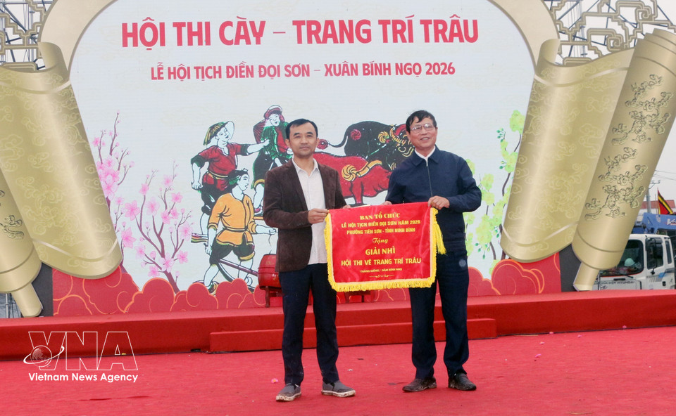 El comité organizador otorga el segundo premio al artista Nguyen Trong Van. (Foto: VNA)