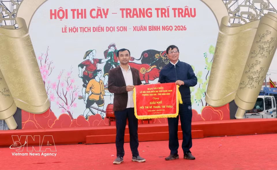 El comité organizador otorga el segundo premio al artista Nguyen Trong Van. (Foto: VNA)