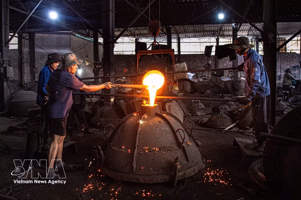 Proceso de vertido del hierro fundido en los moldes. (Foto: VNA)