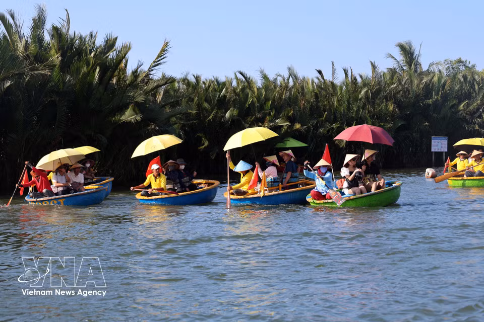 Los visitantes recorren en pequeñas barcas de cesta la aldea de cocoteros de Cam Thanh, reconocida entre los 50 pueblos más bellos del mundo en 2025. Foto: VNA