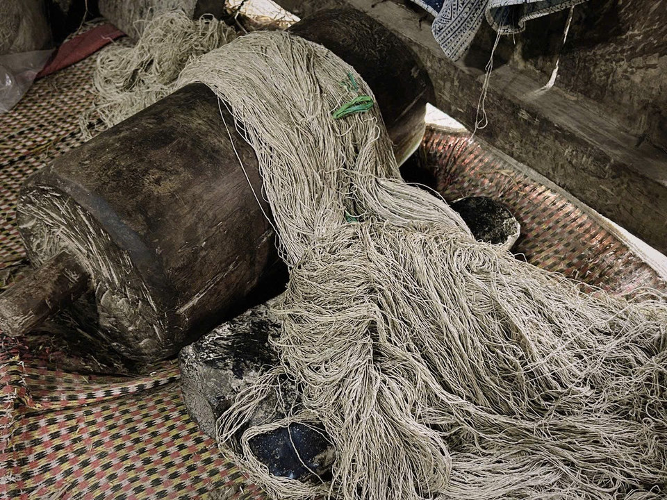Los hilos de lino se trenzan con madera. (Foto: VNA)