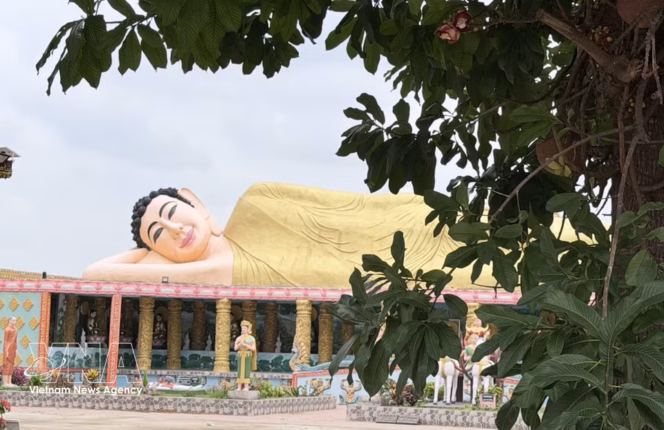 La estatua del Buda entrando en el Nirvana, de 100 metros de largo, en la pagoda Serey Meang Kol Sa Kor, en An Giang.(Foto: VNA)