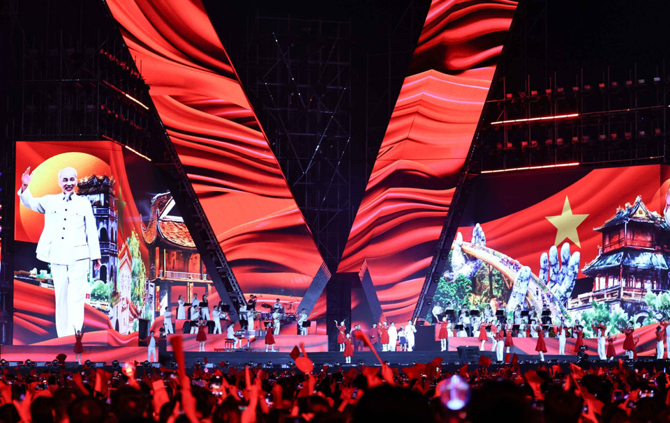 El programa artístico y político “La patria en el corazón” con motivo del 80 aniversario de la Revolución de Agosto y el Día Nacional del 2 de septiembre. Foto: VNA
