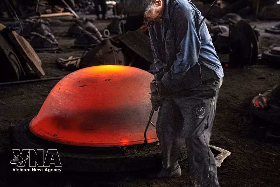 Las sartenes de hierro se fabrican en diversos tamaños, desde pequeños hasta grandes. (Foto: VNA)