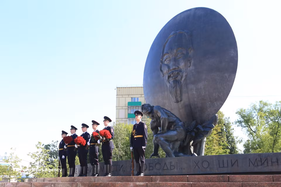 La Guardia de Honor del Departamento del Interior de Moscú realiza una ceremonia solemne ante el Monumento al Presidente Ho Chi Minh en Moscú. (Fuente: VNA)