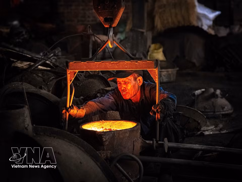 Los trabajadores deben laborar durante muchas horas en un entorno de altas temperaturas. (Foto: VNA)