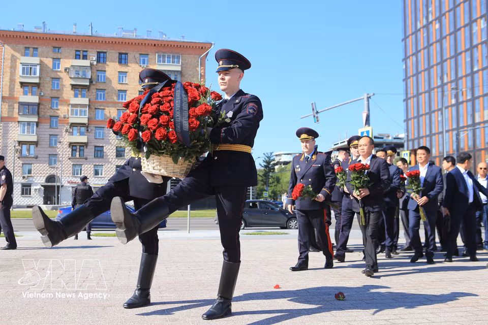 Una delegación de altos representantes de la Policía de Hanoi y de la Dirección General del Departamento del Interior de Moscú deposita flores en homenaje al Presidente Ho Chi Minh. (Fuente: VNA)
