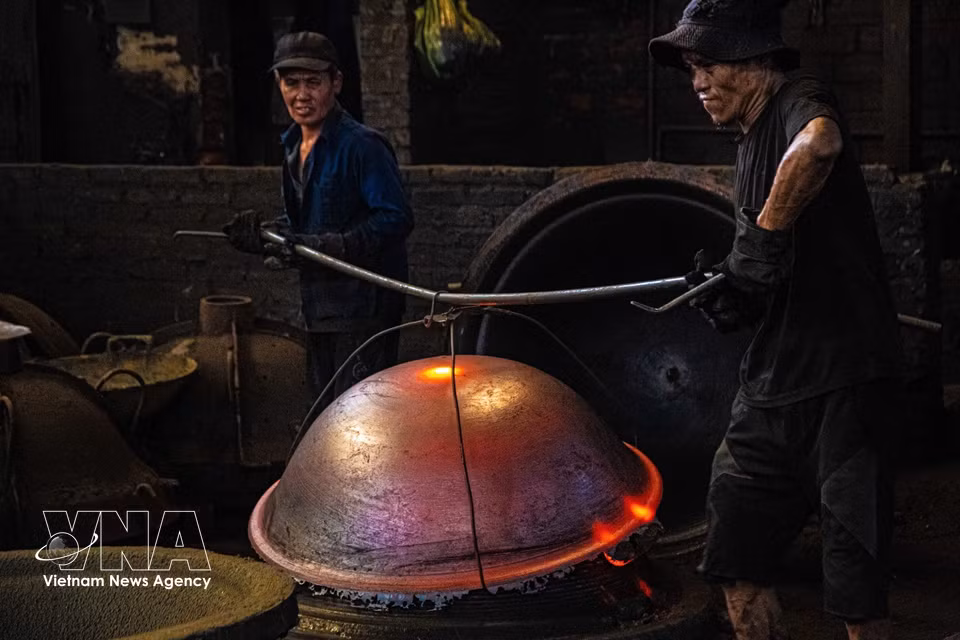 Etapa de enfriamiento tras retirar el molde. El tiempo de enfriamiento varía de 30 minutos a varias horas, según el tamaño del producto. (Foto: VNA)