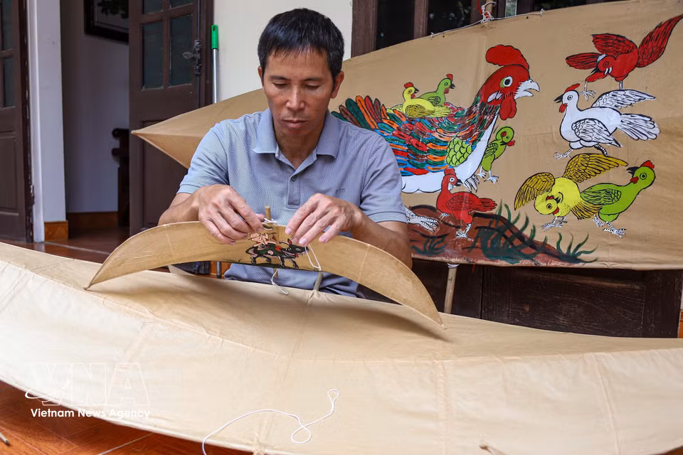 Una de las particularidades de las cometas de flauta de Ba Duong Noi es que carecen de cola, lo que exige un cálculo extremadamente preciso de las proporciones del armazón, la curvatura y la fuerza de sustentación para mantener el equilibrio en el aire. (Foto: VNA)