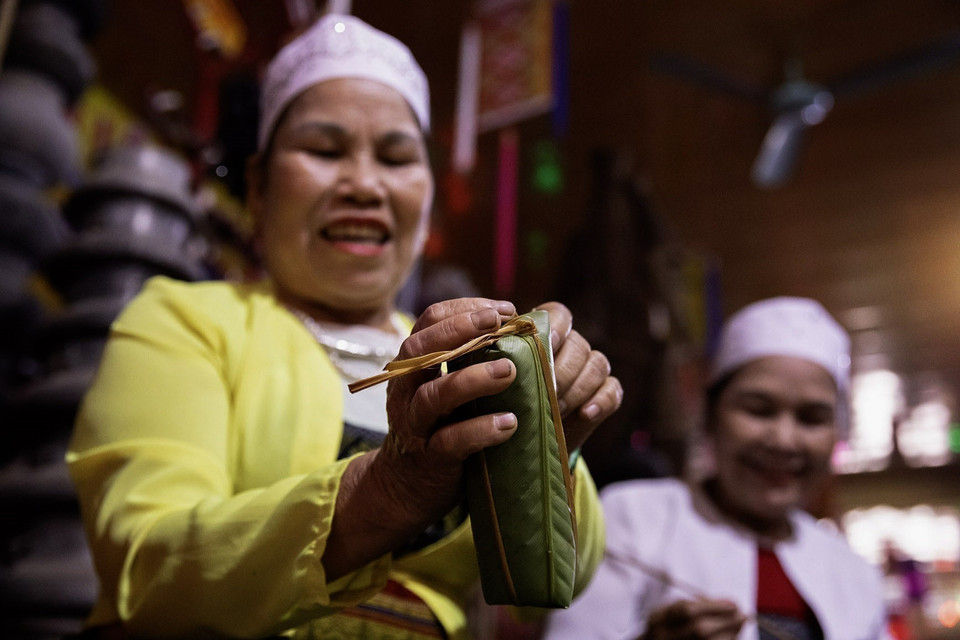 Las Me Muong (mujeres mayores) se reúnen para hacer los pasteles chung y ong, un acto de unión que representa una bella tradición cultural de la comunidad Muong. (Foto: VNA)