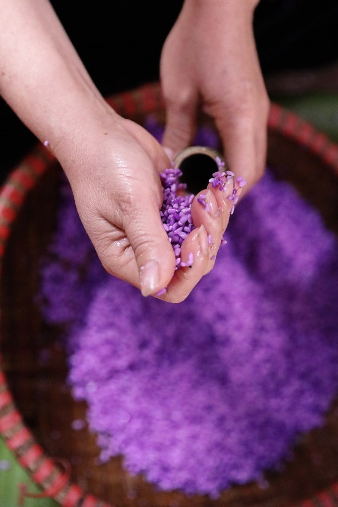 El día de Tet no puede faltar el "com lam" de color morado, hecho con arroz glutinoso, teñido con hojas moradas aromáticas del bosque. (Foto: VNA)