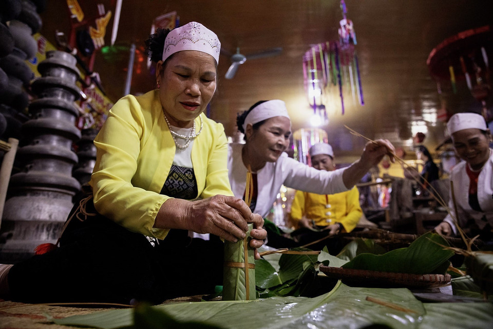 Las Me Muong (mujeres mayores) se reúnen para hacer los pasteles chung y ong, un acto de unión que representa una bella tradición cultural de la comunidad Muong. (Foto: VNA)