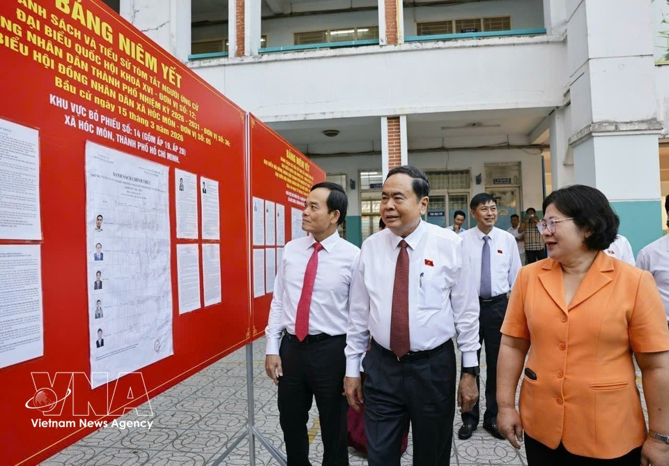 El presidente de la Asamblea Nacional, Tran Thanh Man, inspecciona los preparativos electorales en el centro de votación número 14, ubicado en la Escuela Secundaria Do Van Day, en la comuna de Hoc Mon, Ciudad Ho Chi Minh. (Foto: VNA)