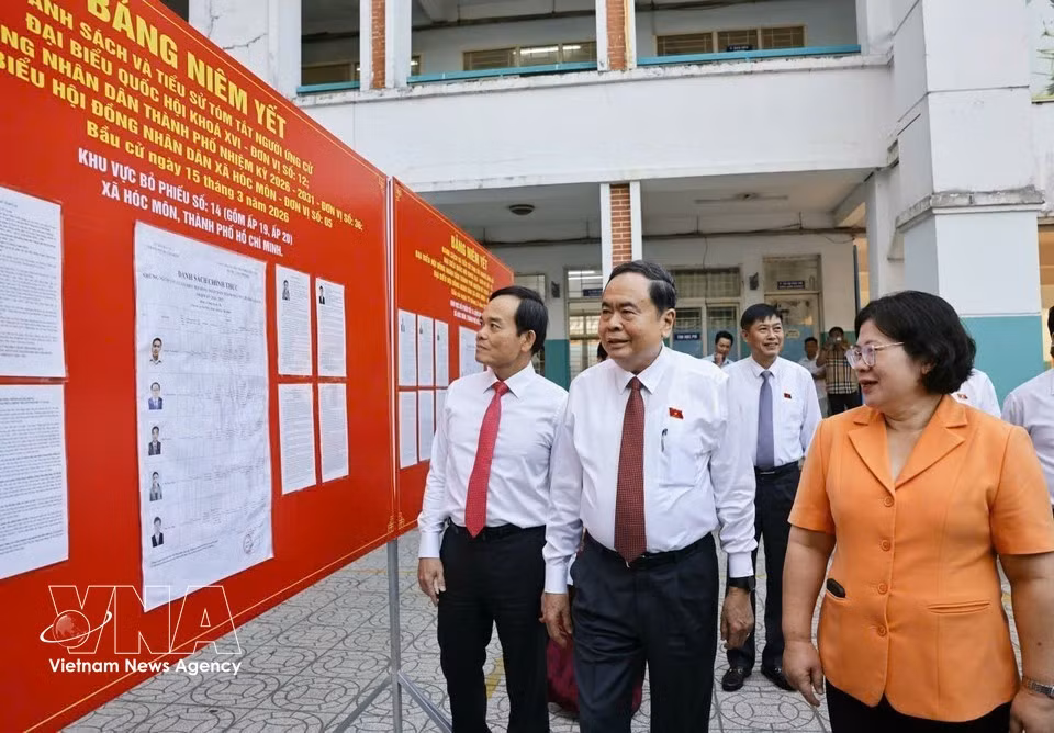 El presidente de la Asamblea Nacional, Tran Thanh Man, inspecciona los preparativos electorales en el centro de votación número 14, ubicado en la Escuela Secundaria Do Van Day, en la comuna de Hoc Mon, Ciudad Ho Chi Minh. (Foto: VNA)