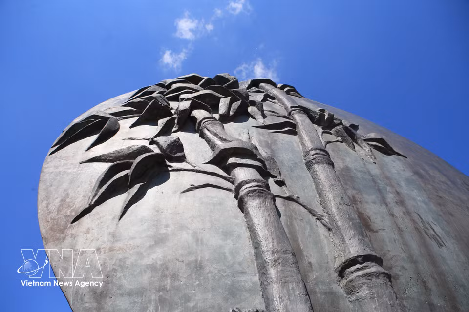 En la parte posterior del monumento se encuentra grabada la imagen del bambú, símbolo representativo de Vietnam, que evoca la fortaleza, la resiliencia y el espíritu del pueblo vietnamita. (Fuente: VNA)